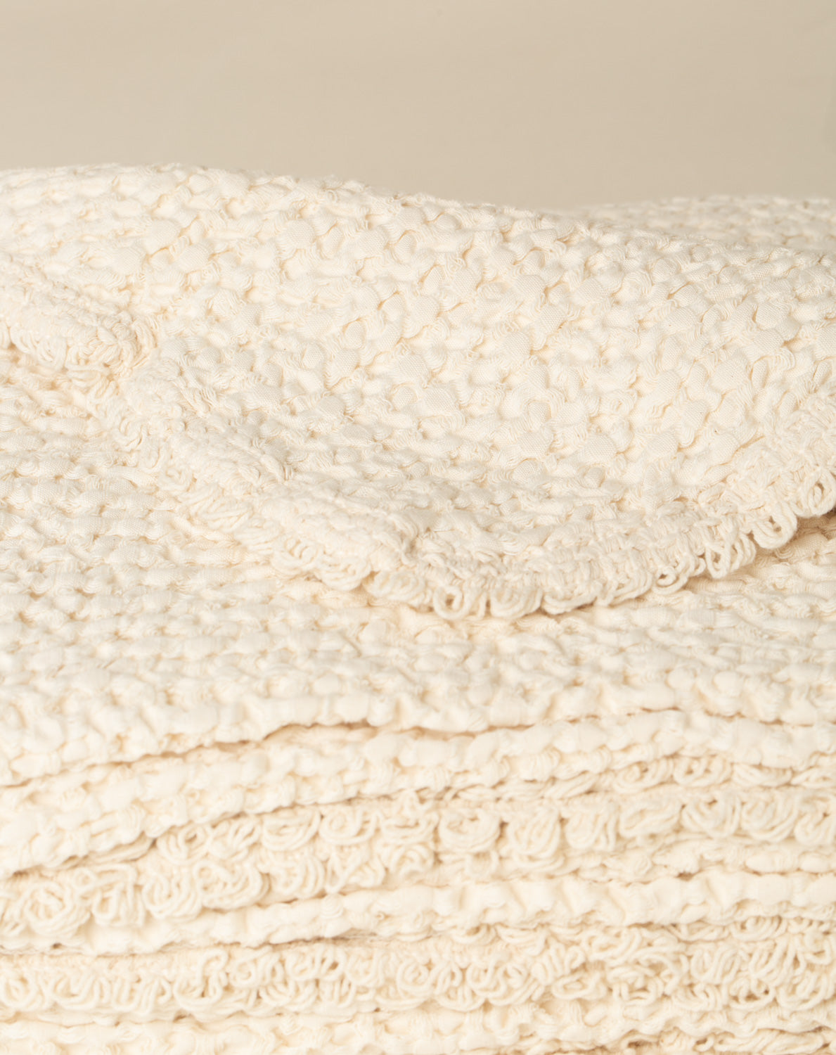 Peseira Favo na cor Creme - 100 x 150 cm