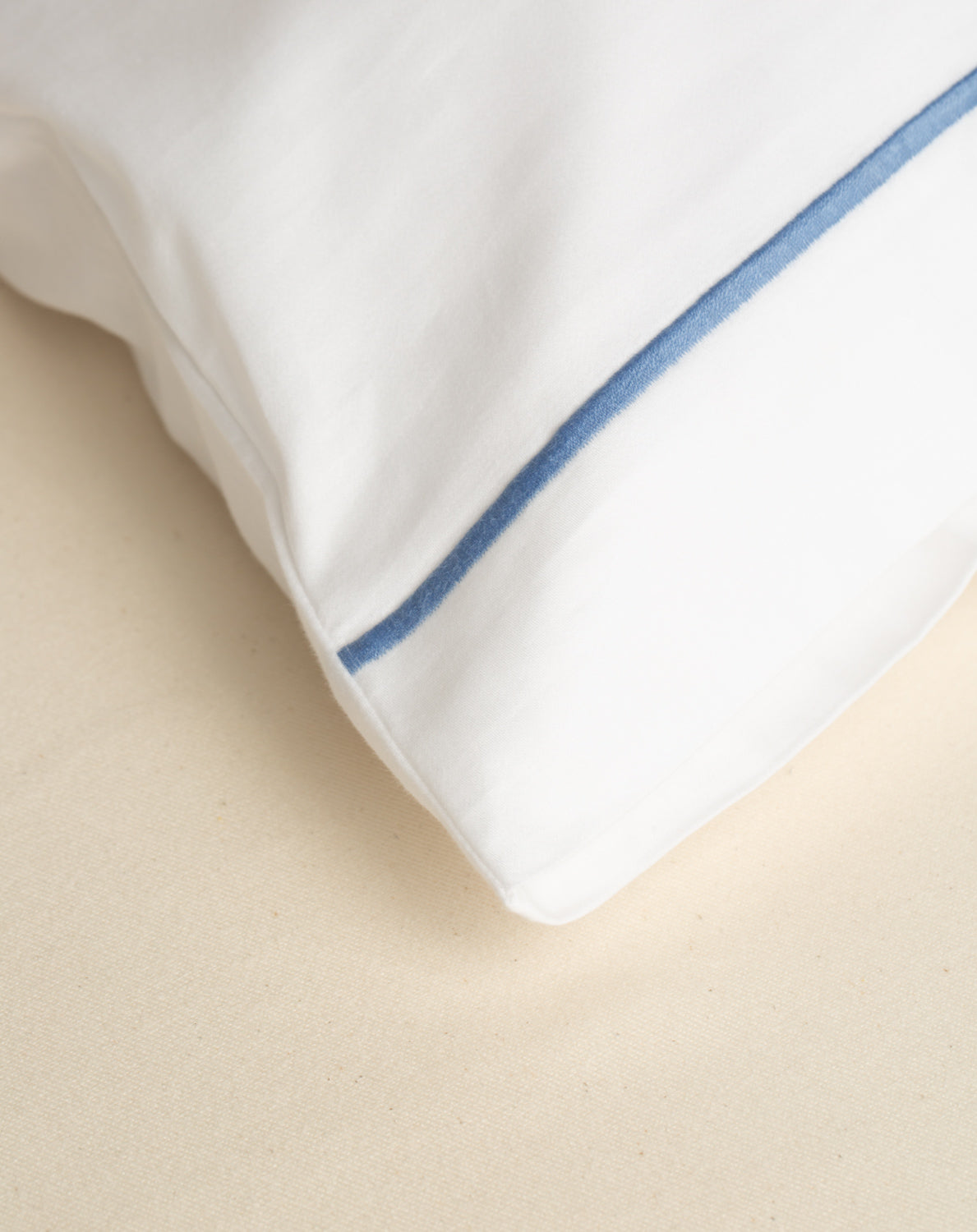 Jogo de Lençol Puglia 300 fios com Bordado na cor Azul Claro - Solteiro