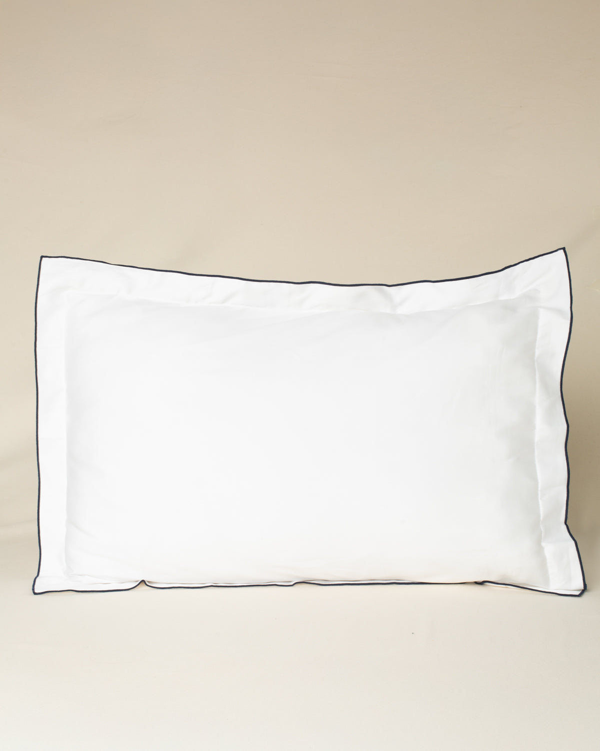 Fronha Overlock 300 fios com Bordado na cor Azul Marinho