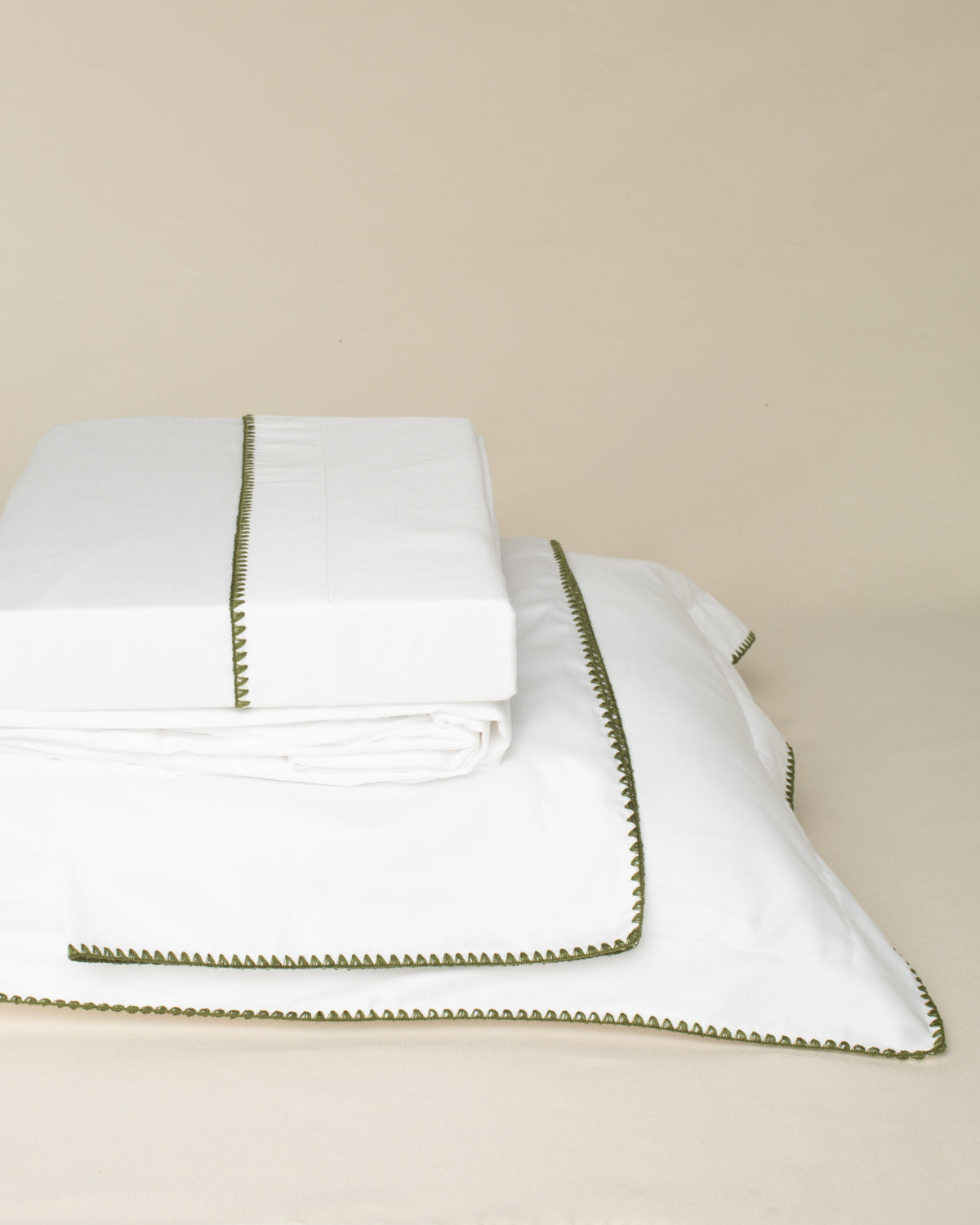Jogo de Lençol Sardenha 300 fios com Bordado na cor Verde Oliva - King