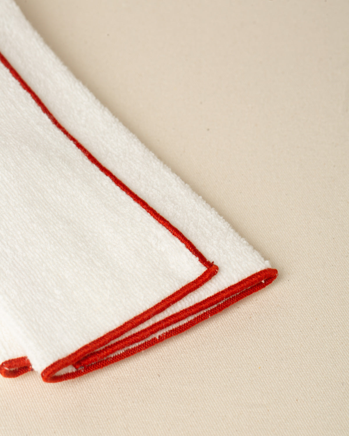 Toalha de Lavabo Alicudi Off White com bordado na cor Tijolo