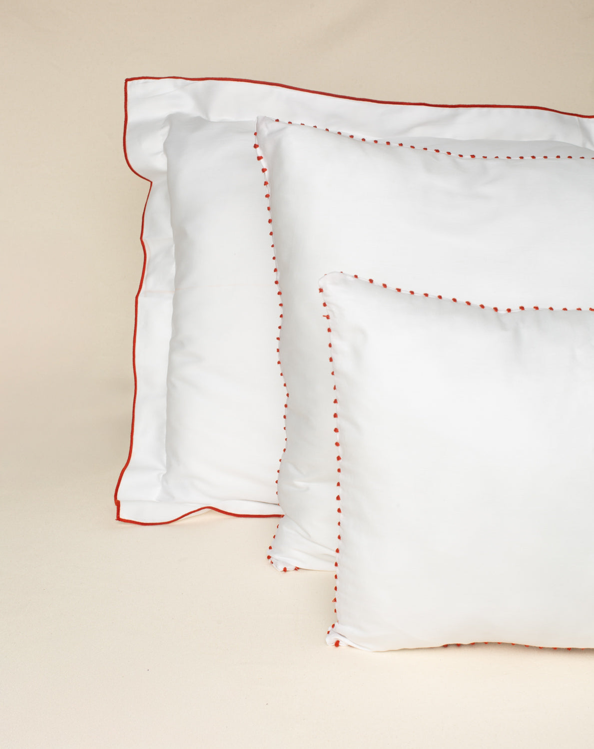 Fronha Overlock 300 fios com Bordado na cor Tijolo