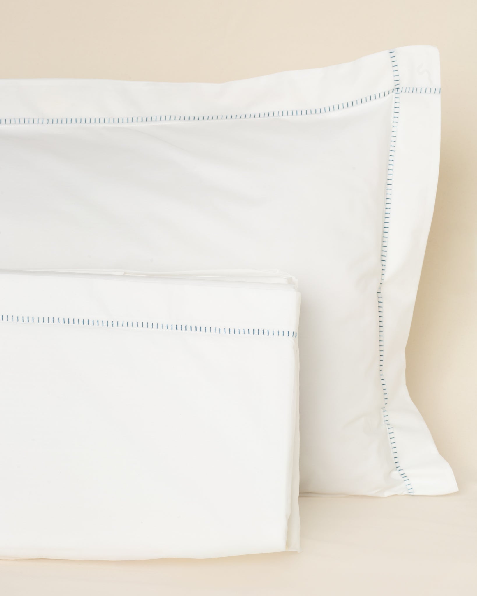 Jogo de Lençol Sorrento 400 fios com Bordado na cor Azul Petróleo - Queen