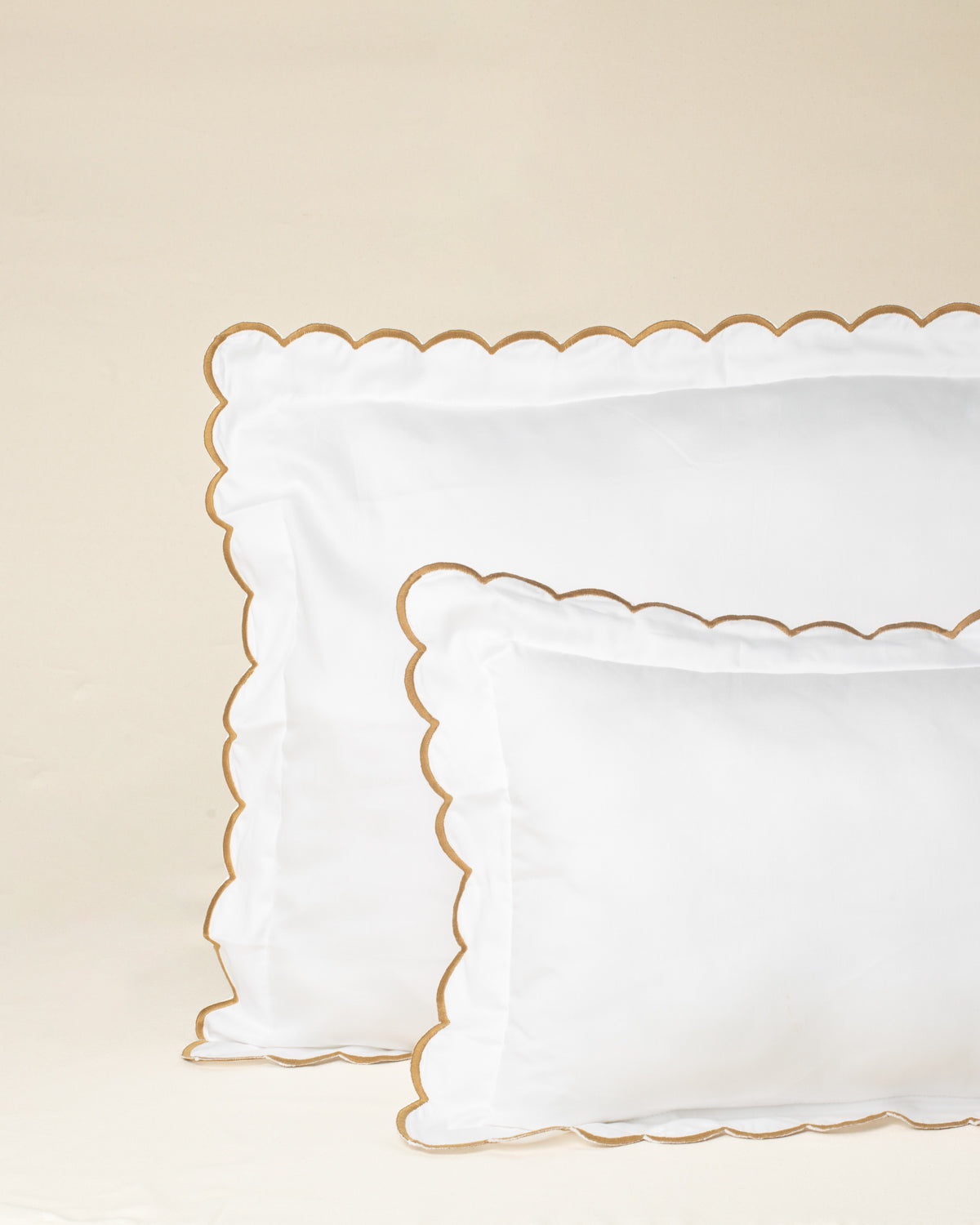 Fronha Salina 300 fios com Bordado na cor Duna