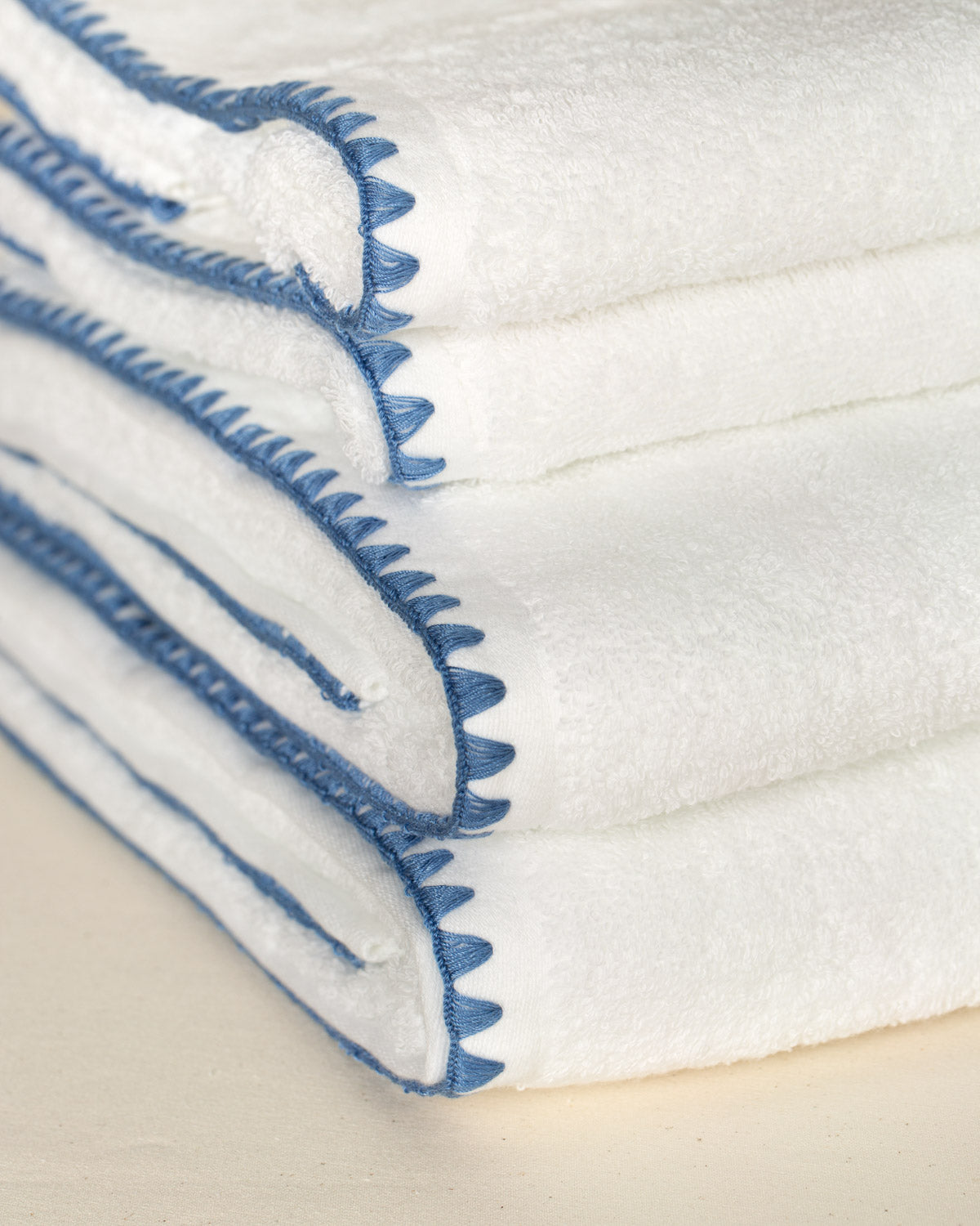 Toalha de Banho Sardenha com Bordado na cor Azul Jeans - Oversized