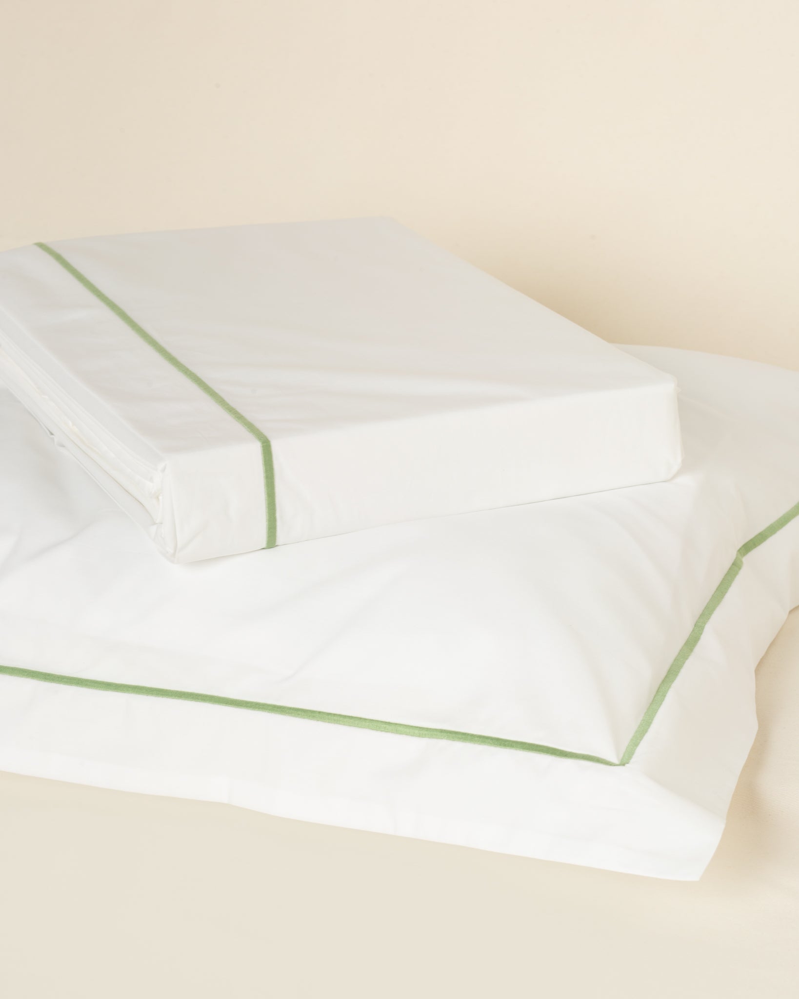 Jogo de Lençol Puglia 400 fios com Bordado na cor Verde Campo - Queen