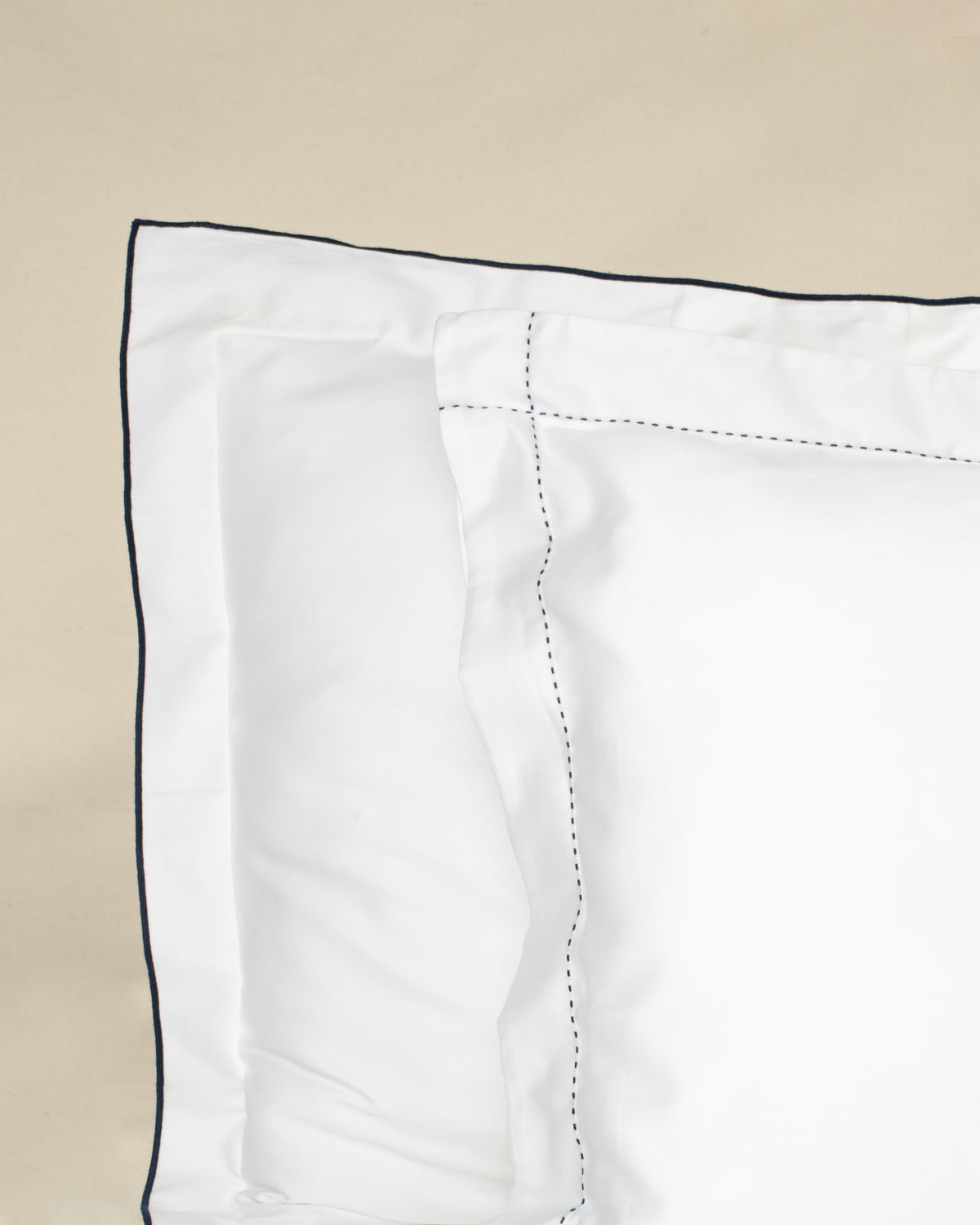 Fronha Overlock 300 fios com Bordado na cor Azul Marinho