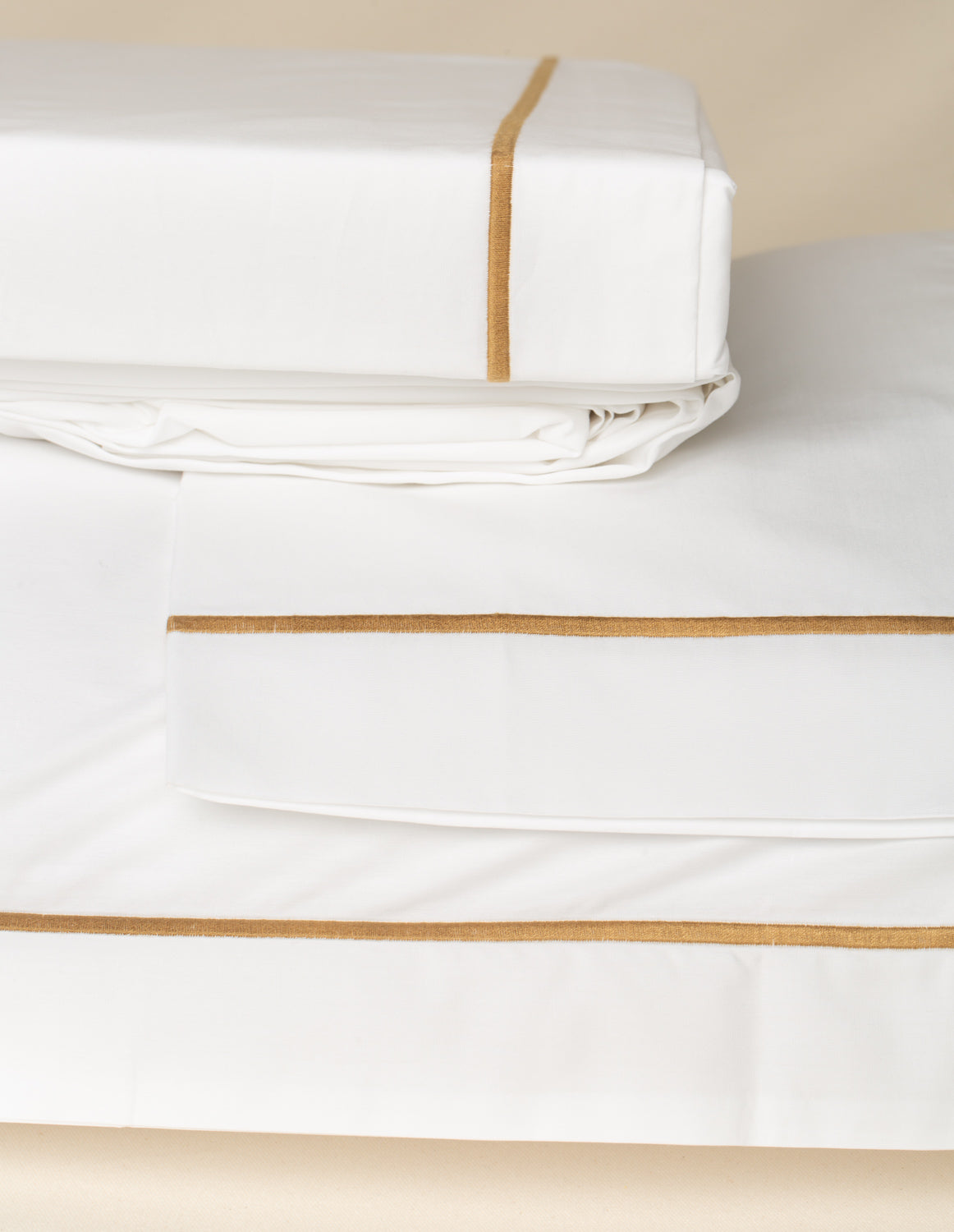 Jogo de Lençol Puglia 400 fios com Bordado na cor Duna - Queen