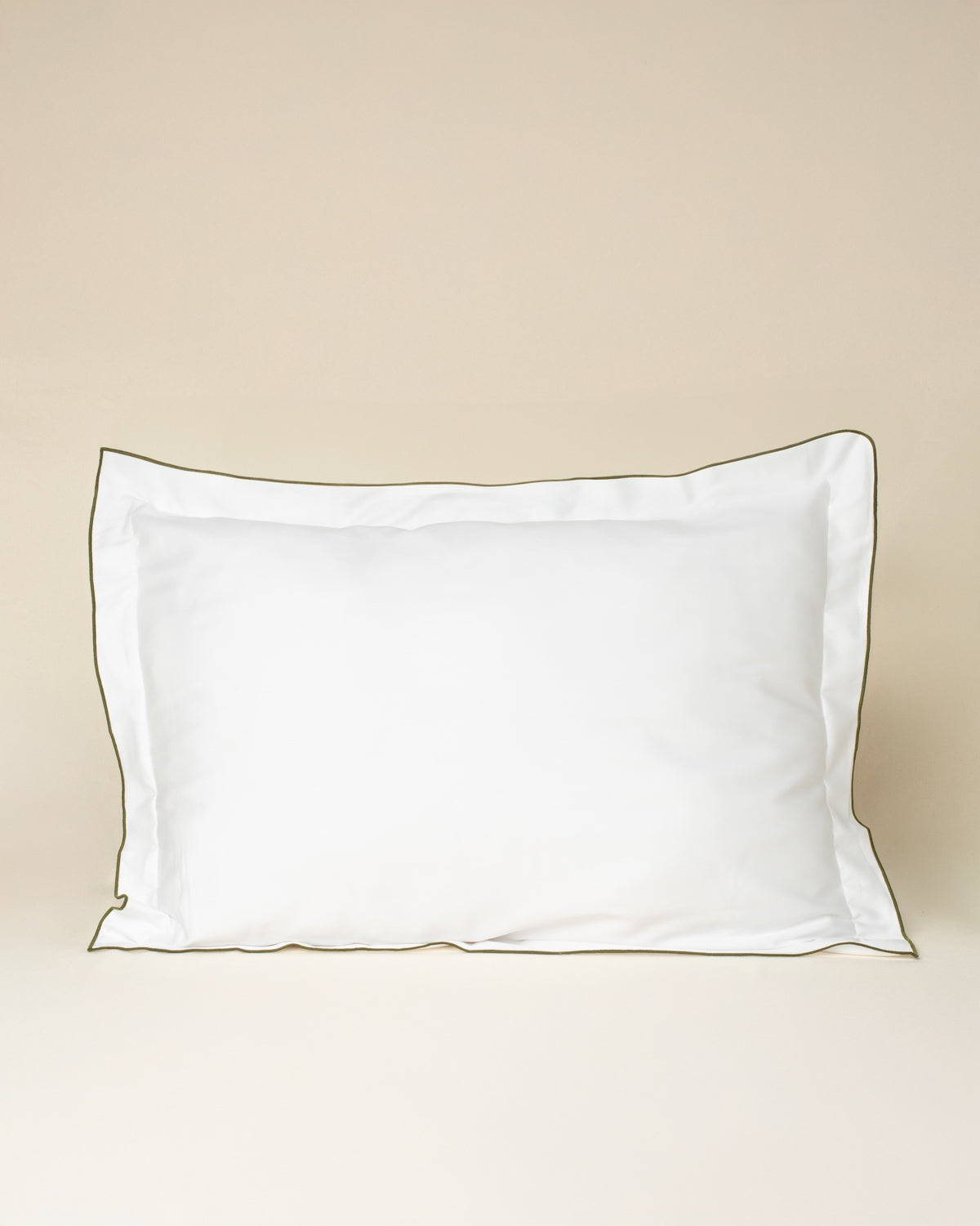 Fronha Overlock 300 fios com Bordado na cor Verde Oliva