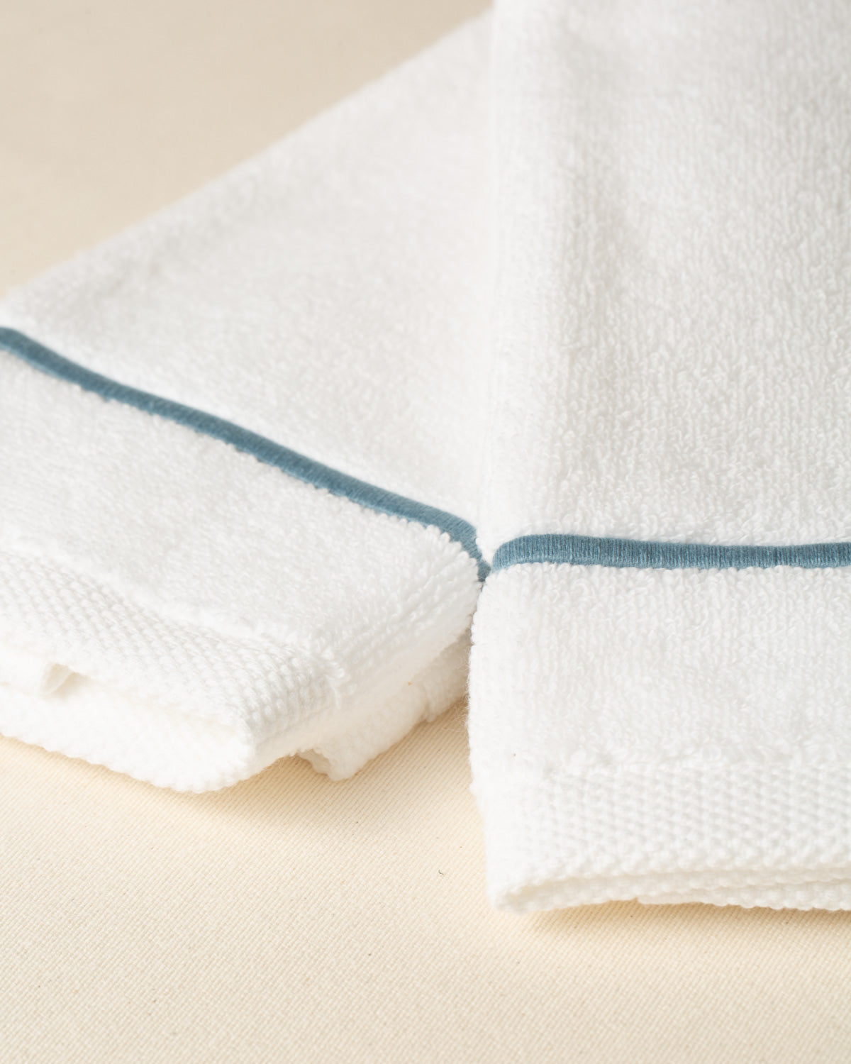 Toalha de Lavabo Puglia com Bordado na cor Azul Mar