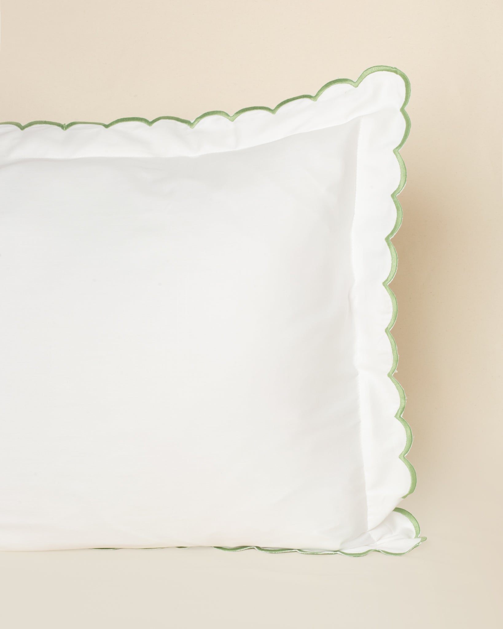 Fronha Salina 300 fios com Bordado na cor Verde Campo