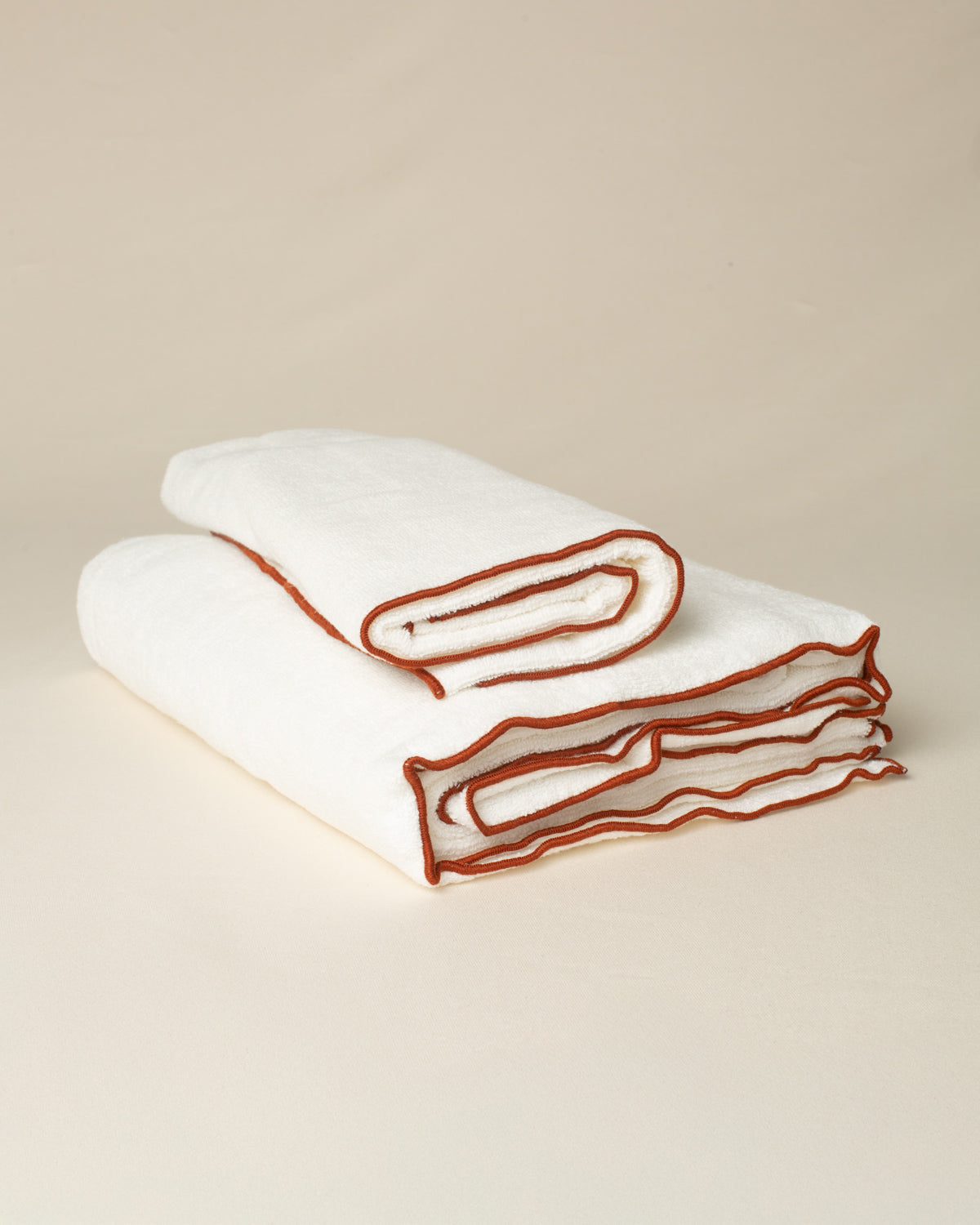 Toalha de Rosto Alicudi Off White com Bordado na cor Terracota