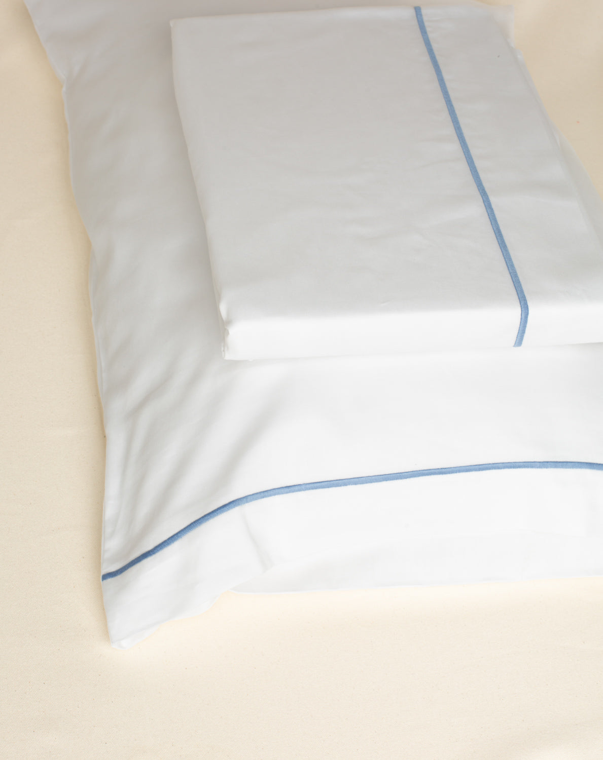 Jogo de Lençol Puglia 300 fios com Bordado na cor Azul Claro - Solteiro