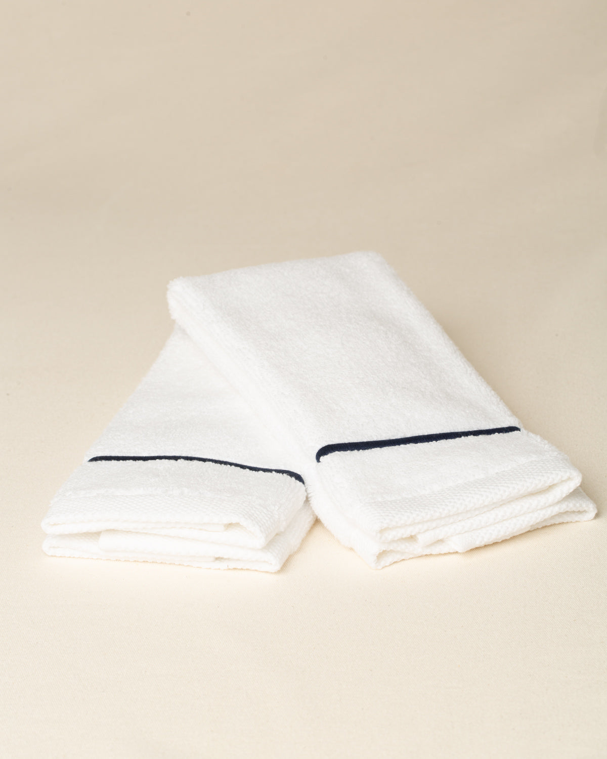 Toalha de Lavabo Puglia com Bordado na cor Azul Marinho