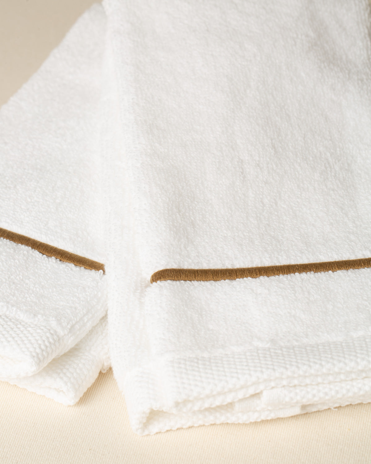 Toalha de Lavabo Puglia com Bordado na cor Duna