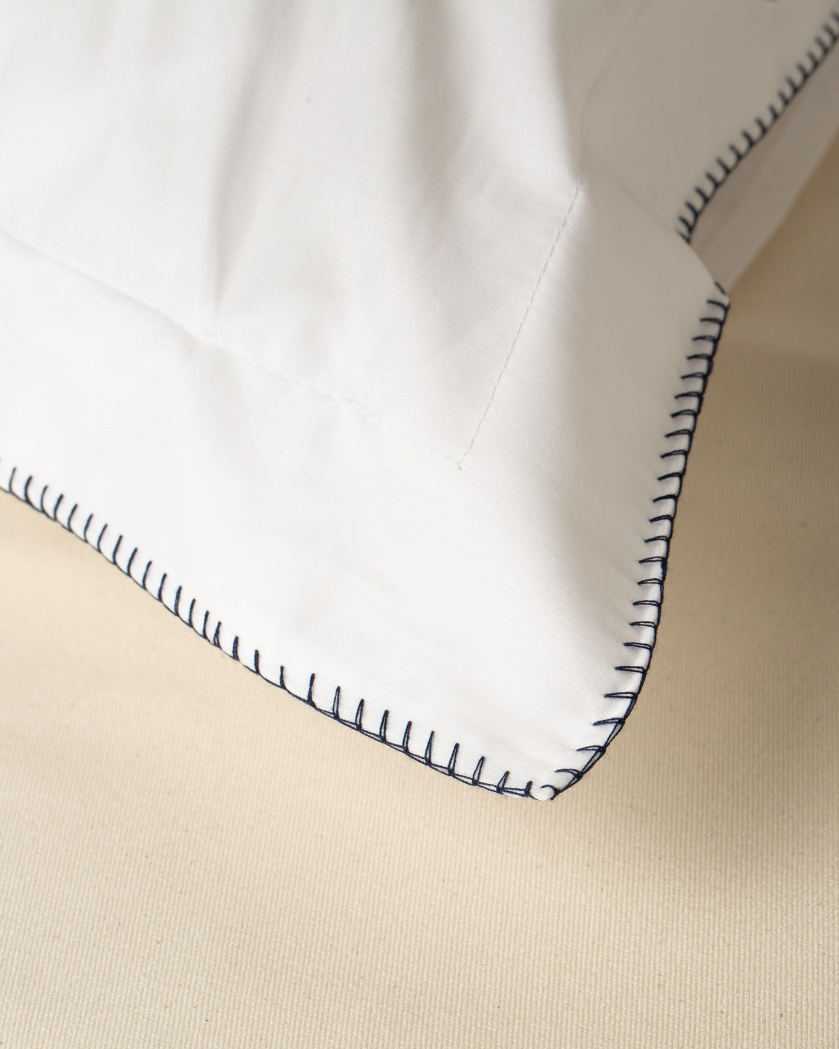 Jogo de Lençol Capri 300 fios com Bordado na cor Azul Marinho - Queen