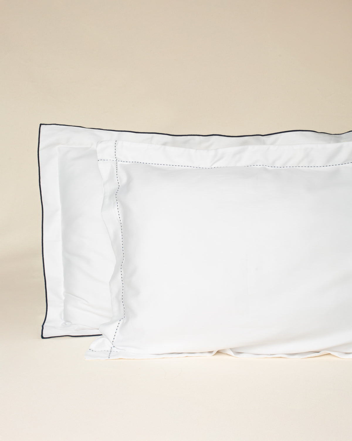 Fronha Overlock 300 fios com Bordado na cor Azul Marinho