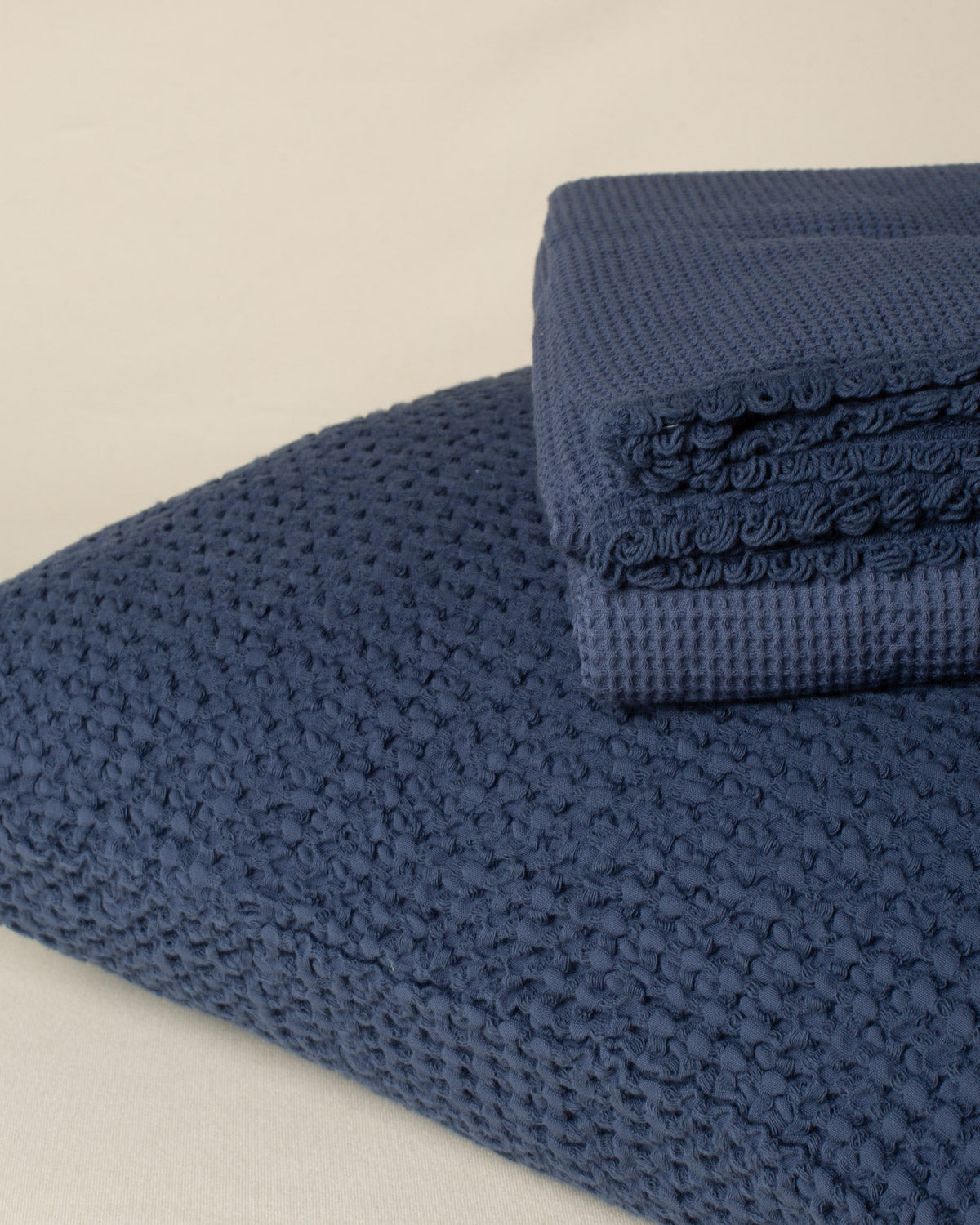 Capa de almofada Favo 50x50 na cor Azul Marinho