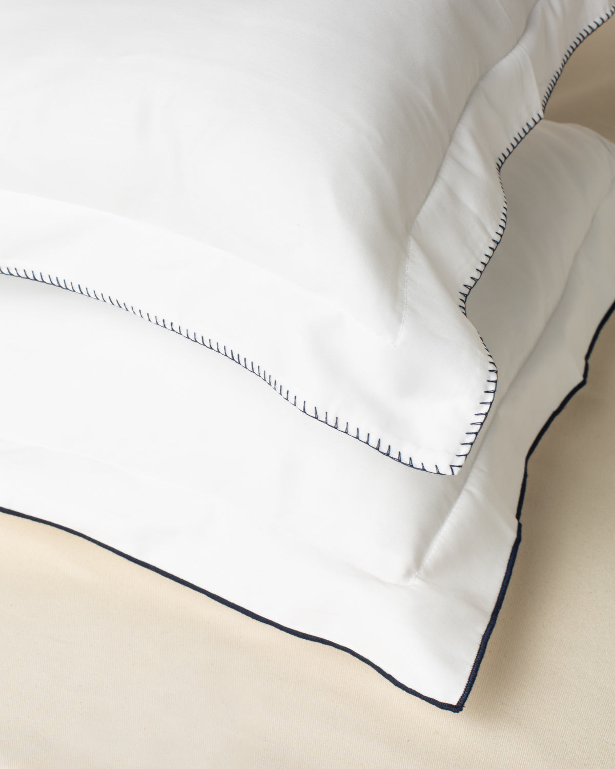 Jogo de Lençol Capri 300 fios com Bordado na cor Azul Marinho - Queen