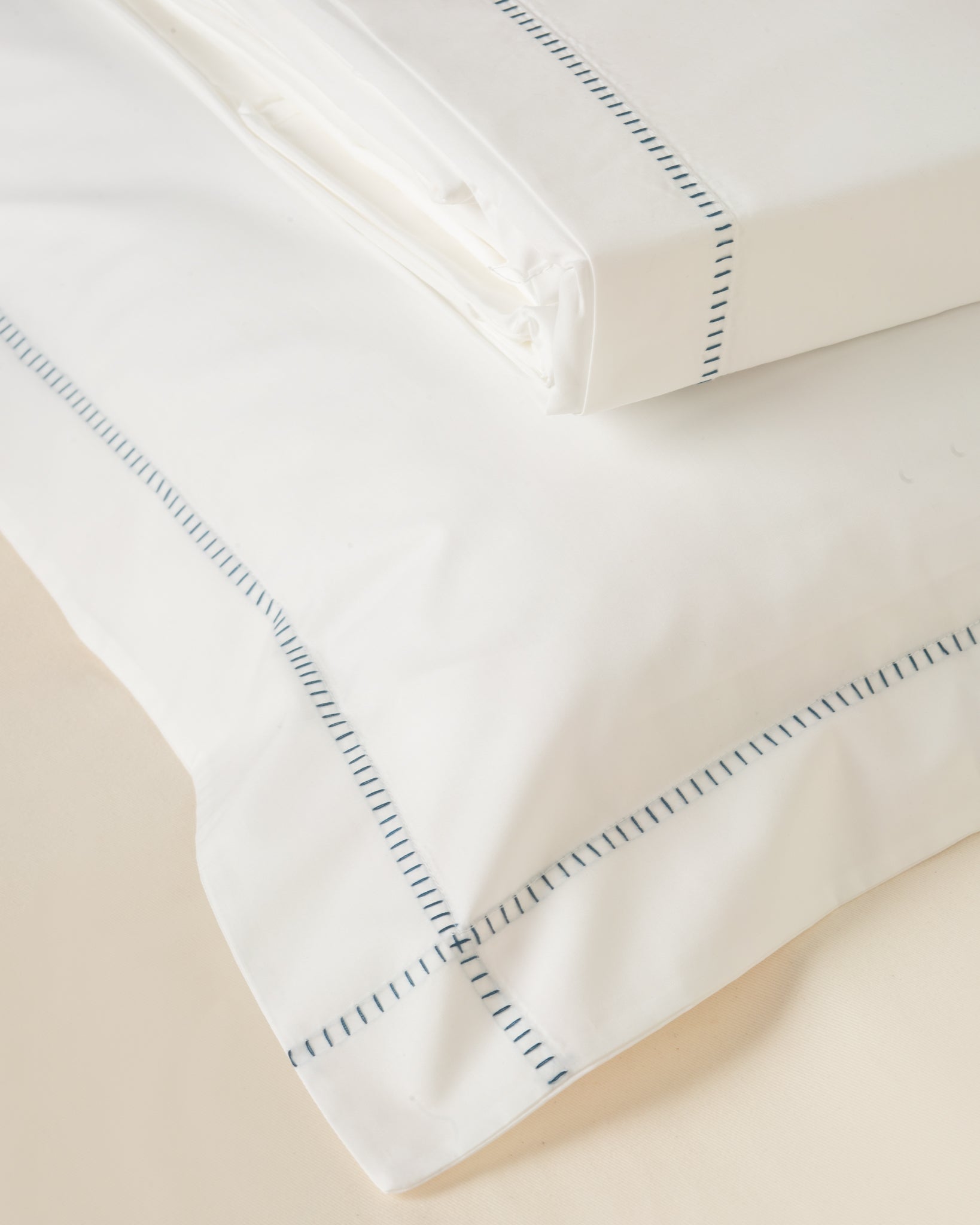 Jogo de Lençol Sorrento 400 fios com Bordado na cor Azul Petróleo - King