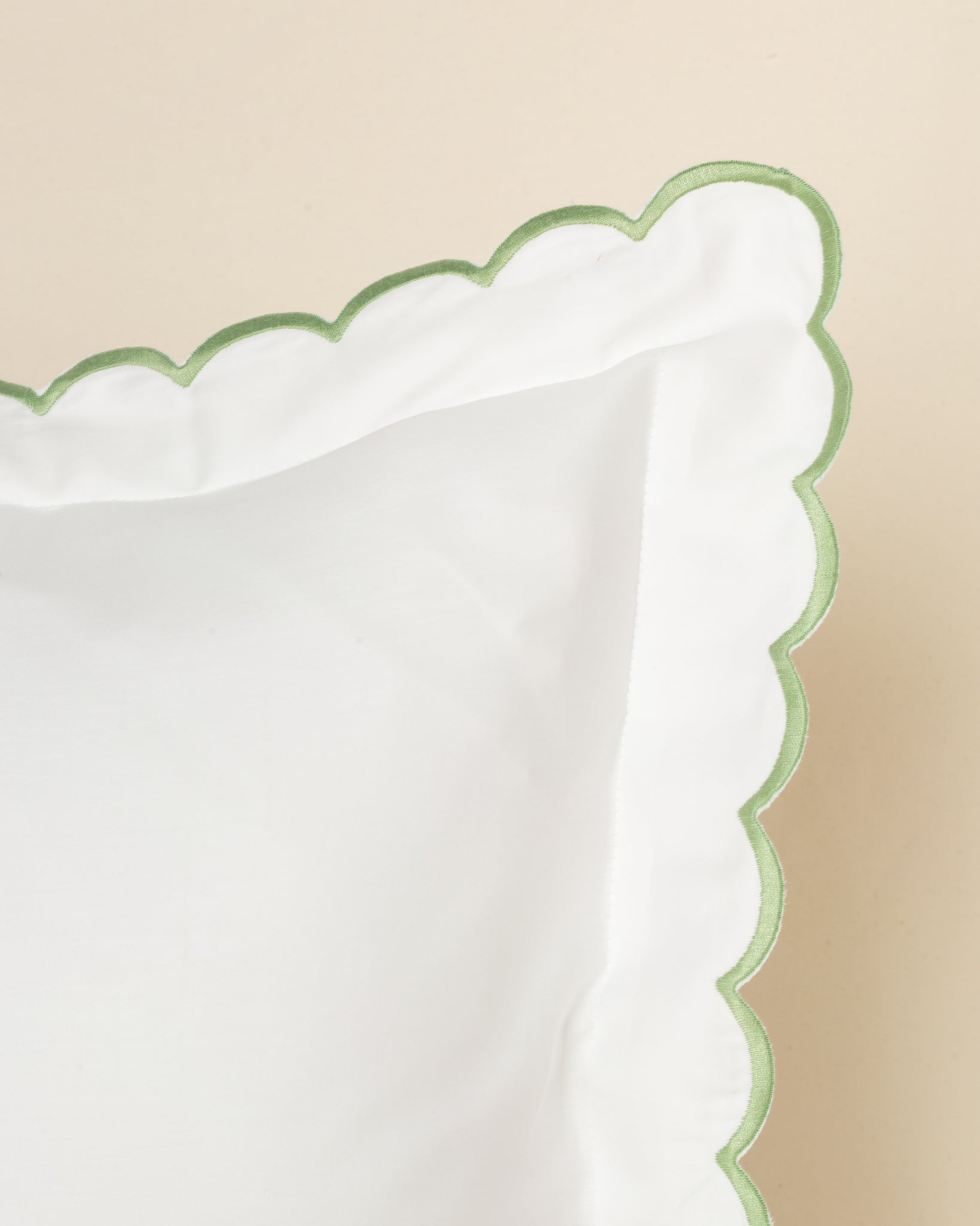 Fronha Salina 300 fios com Bordado na cor Verde Campo