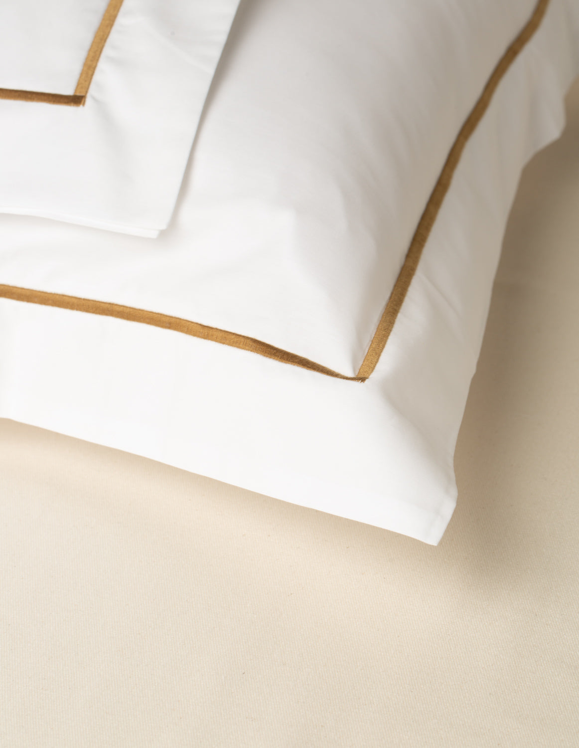 Jogo de Lençol Puglia 400 fios com Bordado na cor Duna - Queen