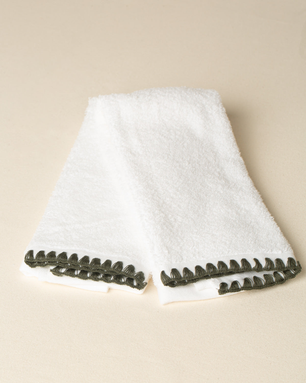 KIT - 2 Toalhas de Lavabo Sardenha com borado na cor Verde Oliva