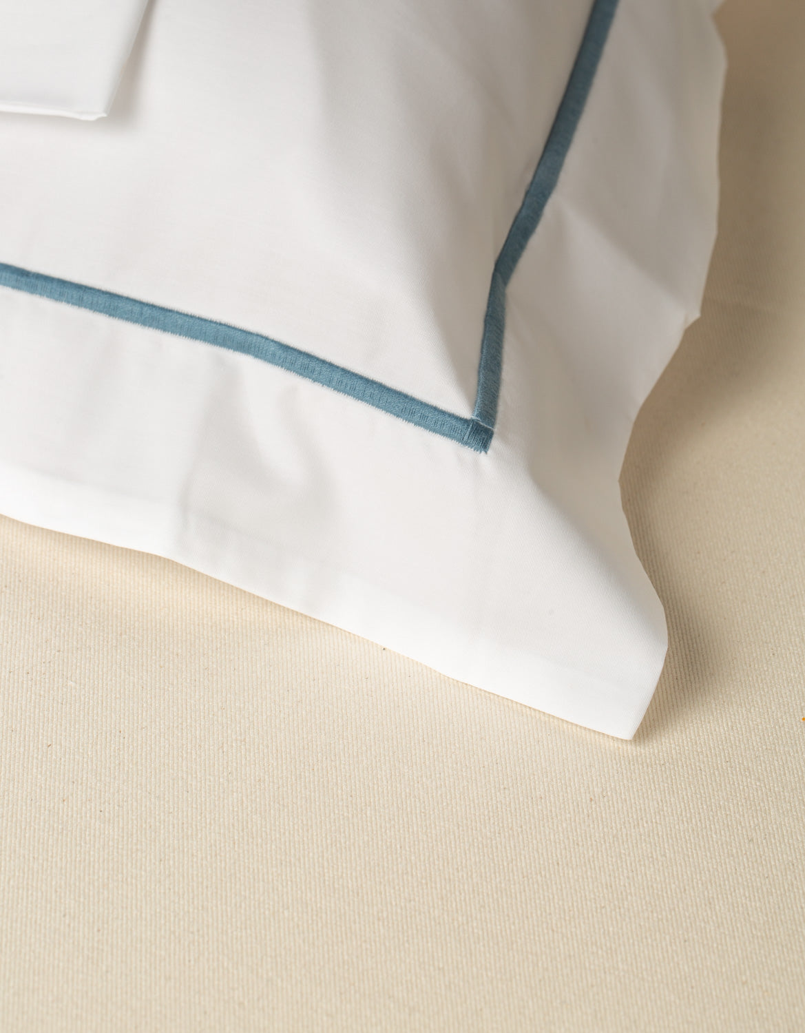 Jogo de Lençol Puglia 400 fios com Bordado na cor Azul Mar - Queen