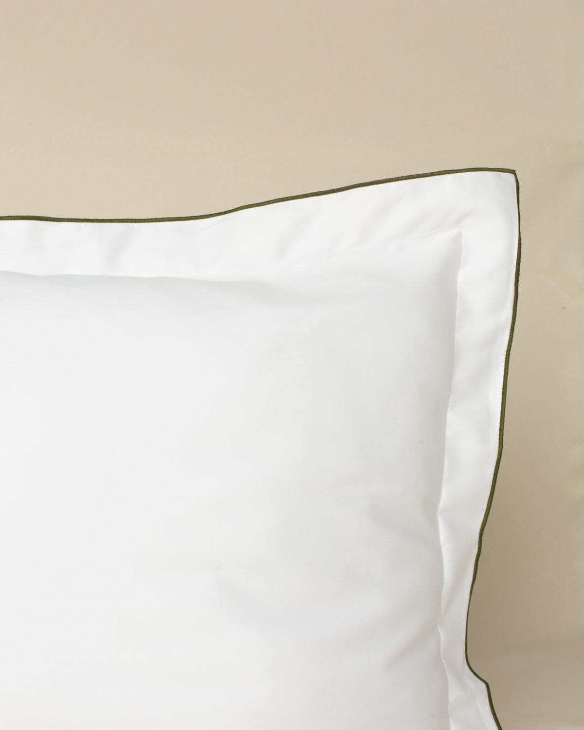 Fronha Overlock 300 fios com Bordado na cor Verde Oliva