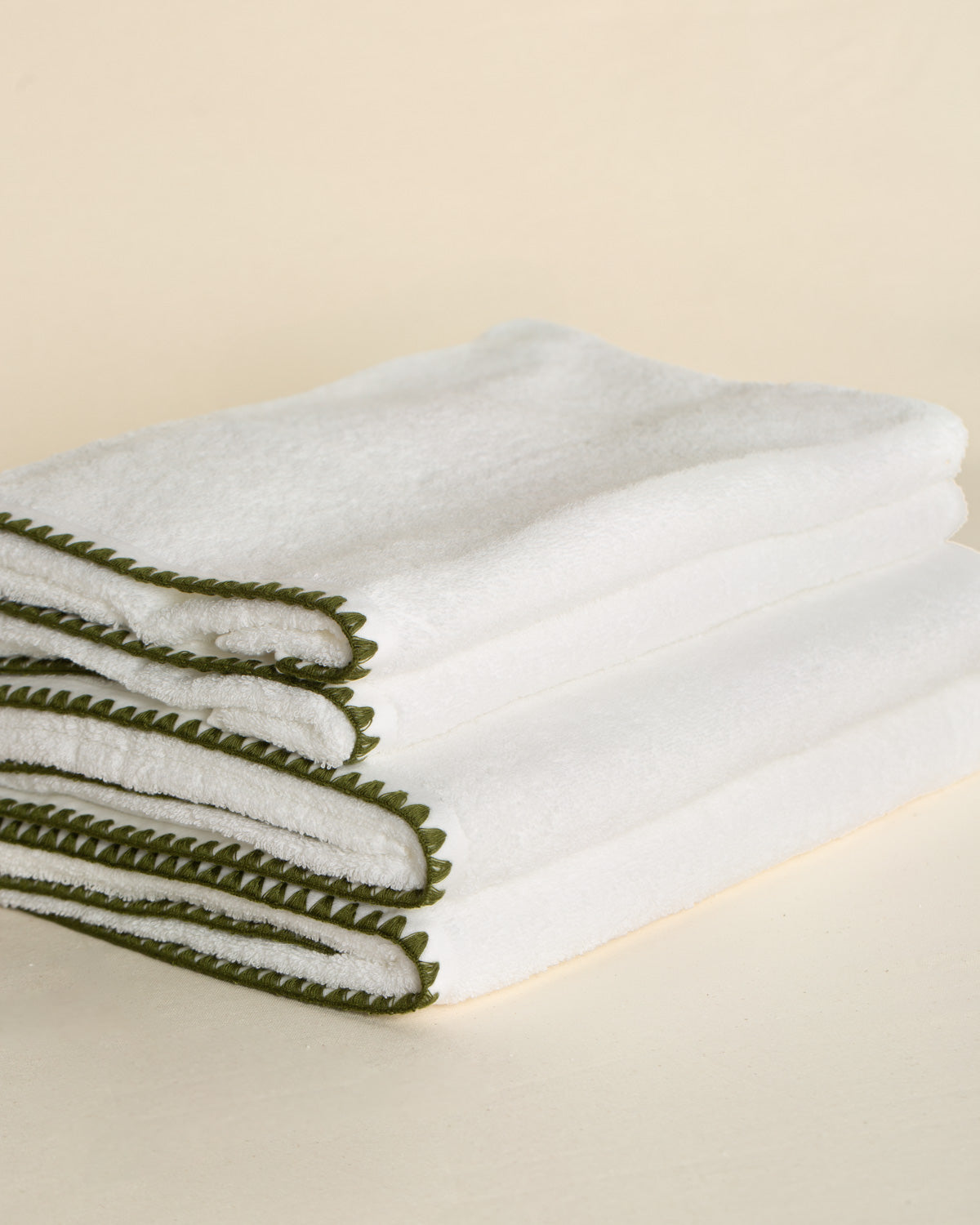 Toalha de Banho Sardenha com Bordado na cor Verde Oliva - Oversized