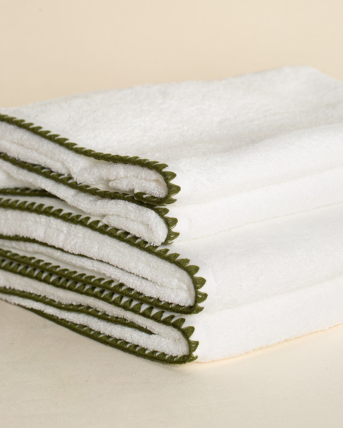 Toalha de Banho Sardenha com Bordado na cor Verde Oliva - Oversized