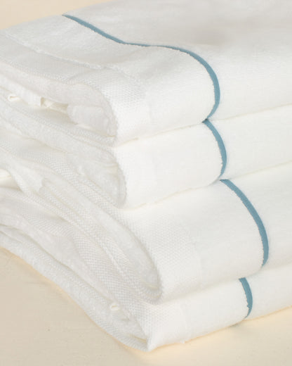 Toalha de Banho Puglia com Bordado na cor Azul Mar - Oversized