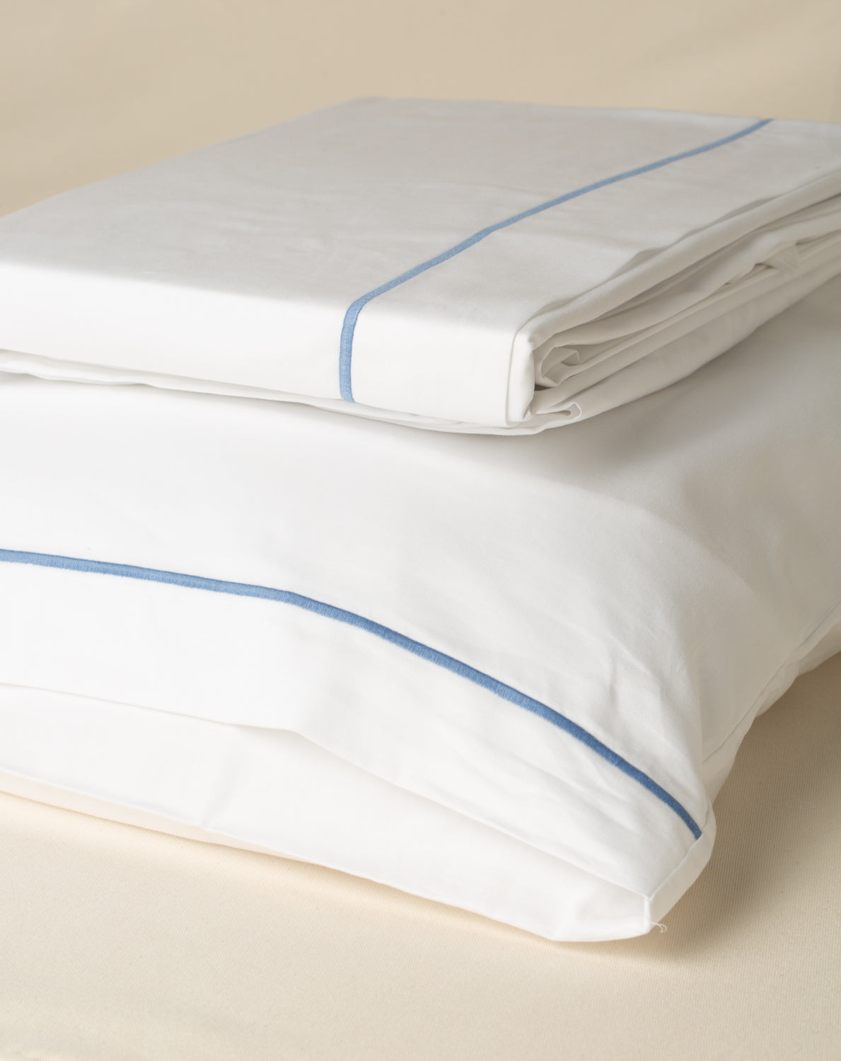 Jogo de Lençol Puglia 300 fios com Bordado na cor Azul Claro - Solteiro