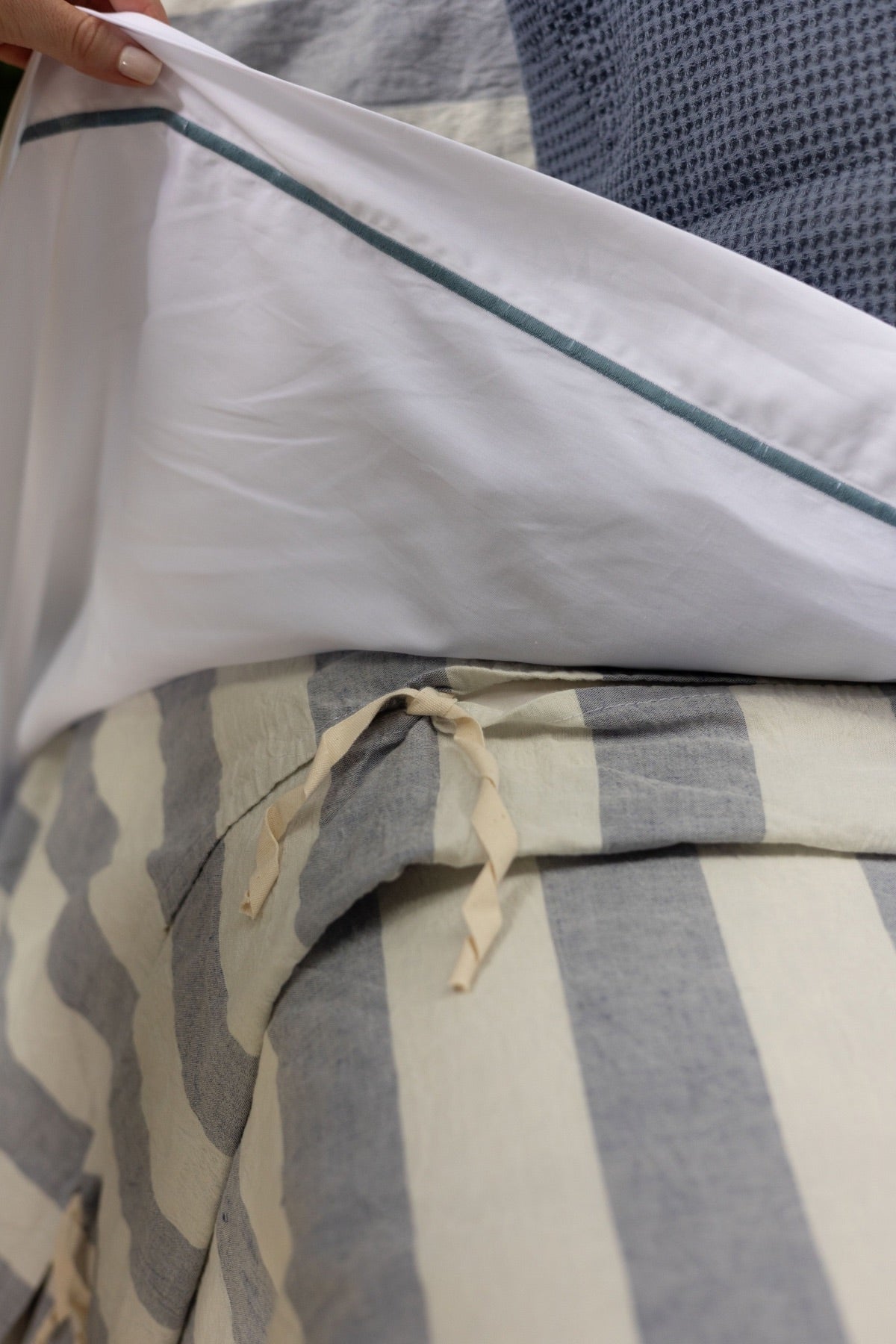 Jogo de Lençol Puglia 400 fios com Bordado na cor Azul Mar - King