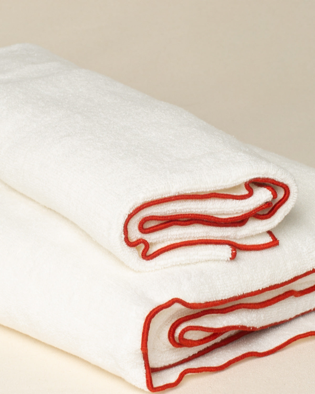 Toalha de Banho Alicudi Off White com Bordado na cor Tijolo - Oversized