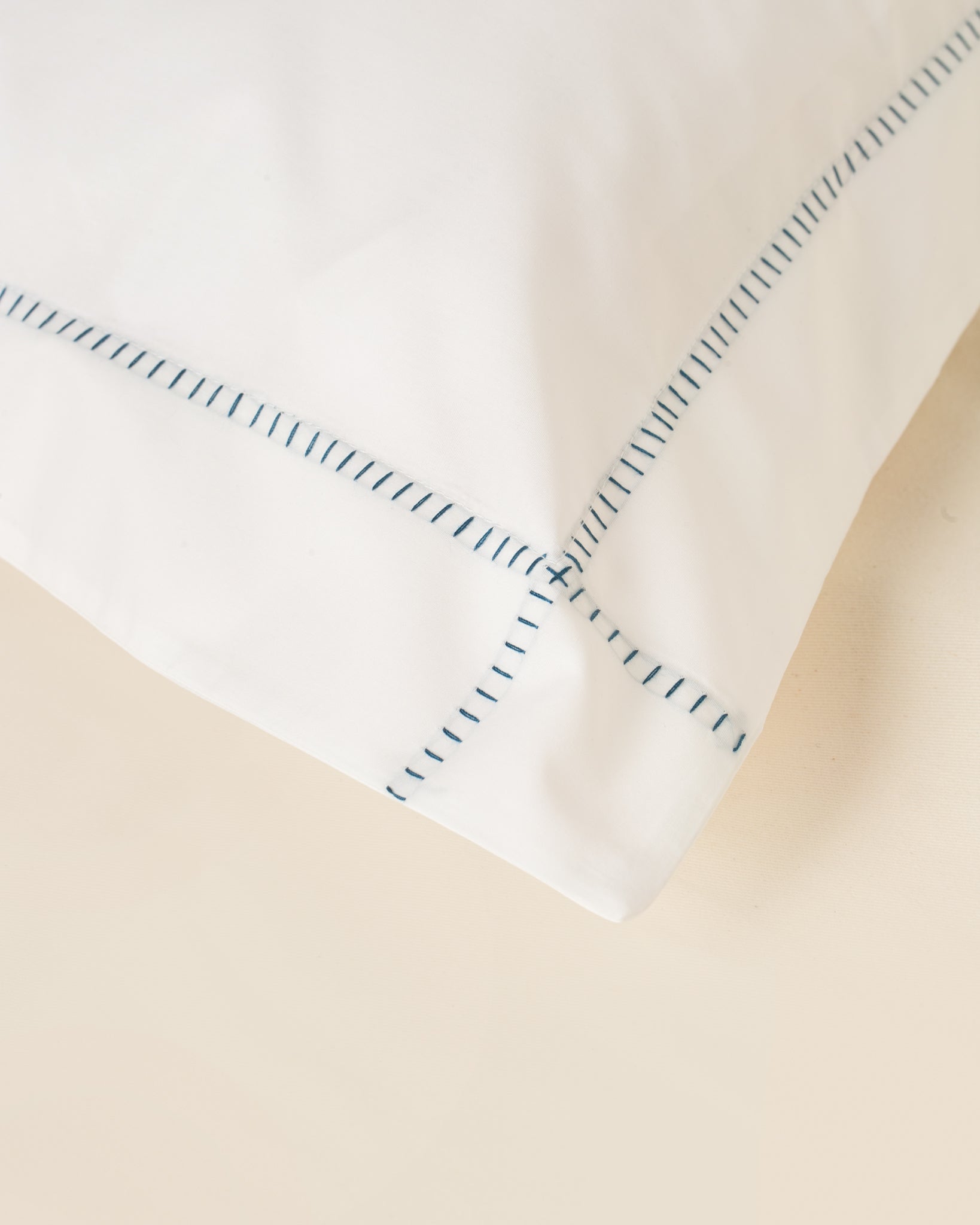 Jogo de Lençol Sorrento 400 fios com Bordado na cor Azul Petróleo - Queen