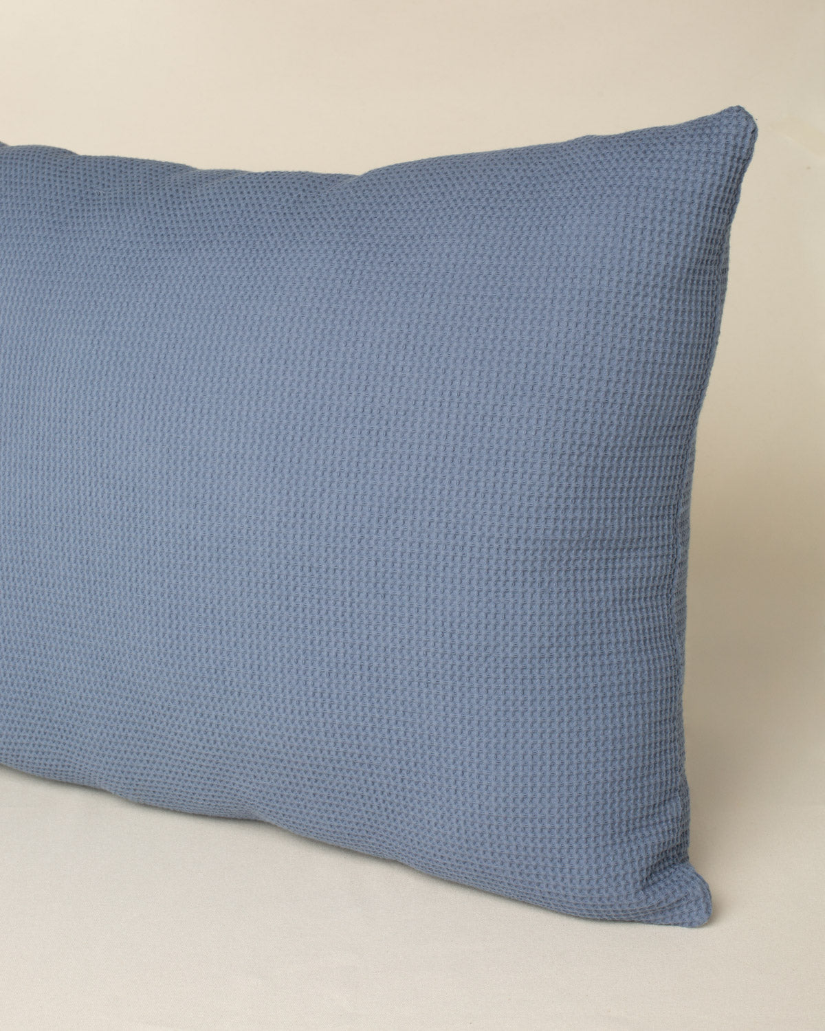 Capa de almofada Favo Mini 50x70 na cor Stonewashed Blue