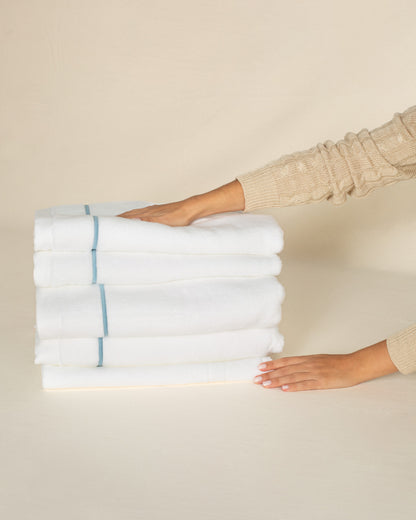 Toalha de Banho Puglia com Bordado na cor Azul Mar - Oversized