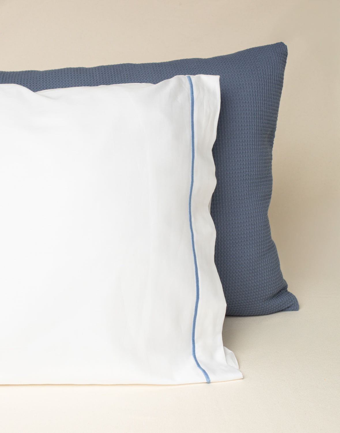 Jogo de Lençol Puglia 300 fios com Bordado na cor Azul Claro - Solteiro