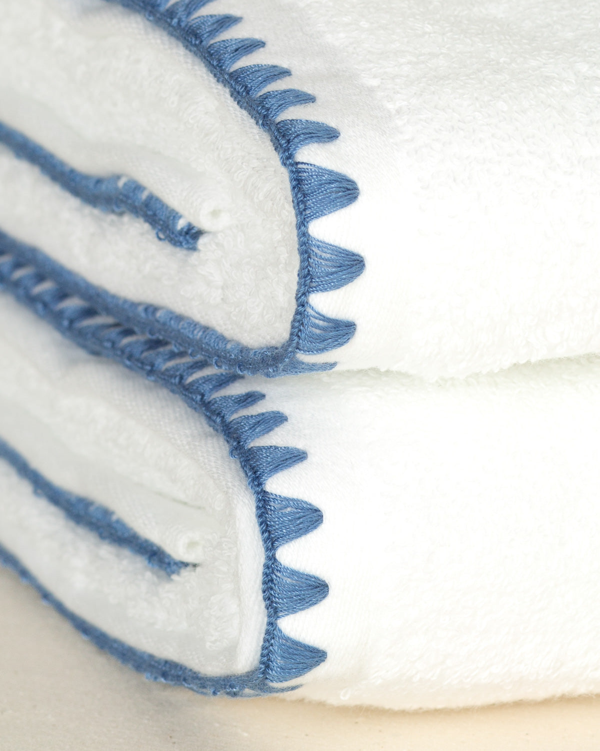 Toalha de Banho Sardenha com Bordado na cor Azul Jeans - Oversized