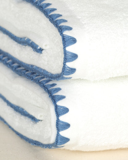 Toalha de Banho Sardenha com Bordado na cor Azul Jeans - Oversized