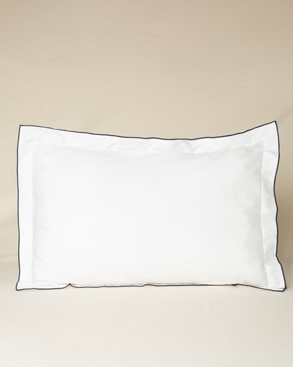 Fronha Overlock 300 fios com Bordado na cor Azul Marinho