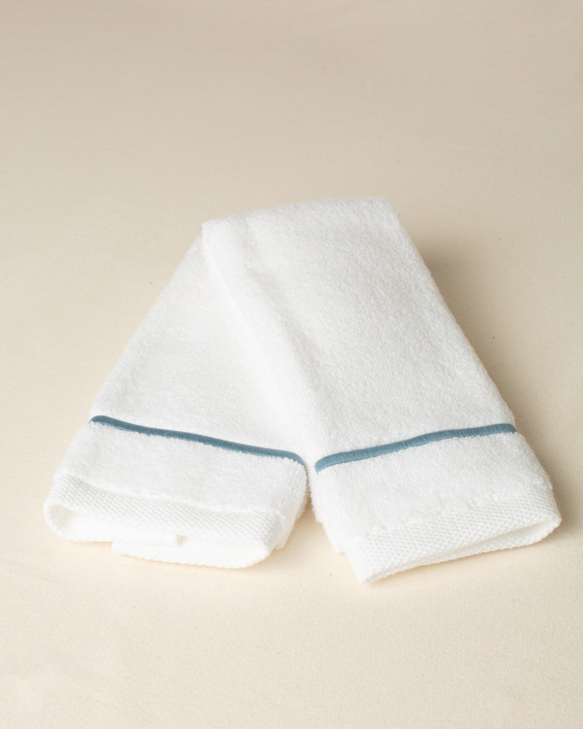 Toalha de Lavabo Puglia com Bordado na cor Azul Mar