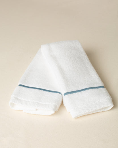 Toalha de Lavabo Puglia com Bordado na cor Azul Mar