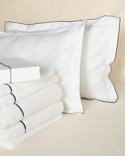 Toalha de Banho Puglia com Bordado na cor Azul Marinho - Oversized