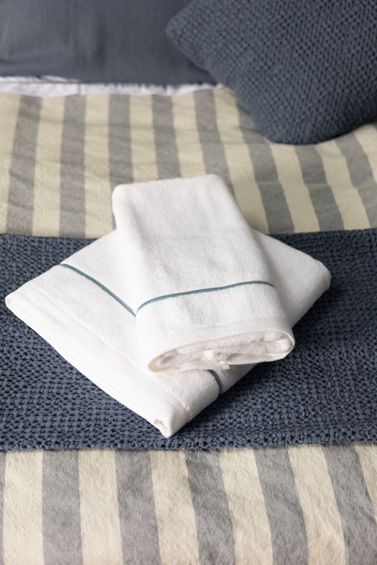 Toalha de Banho Puglia com Bordado na cor Azul Mar - Oversized