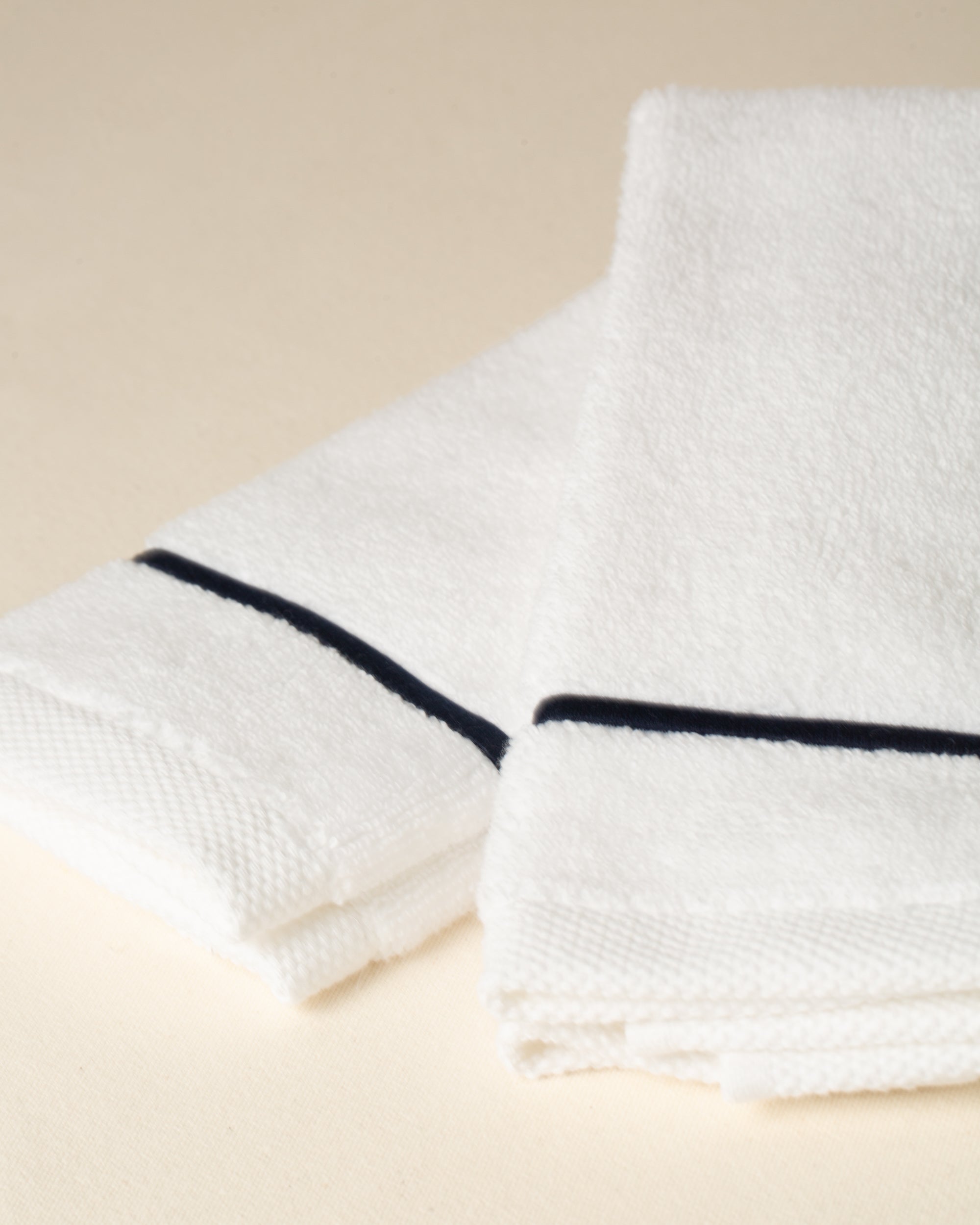 KIT - 2 Toalhas de Lavabo Puglia com bordado na cor Azul Marinho