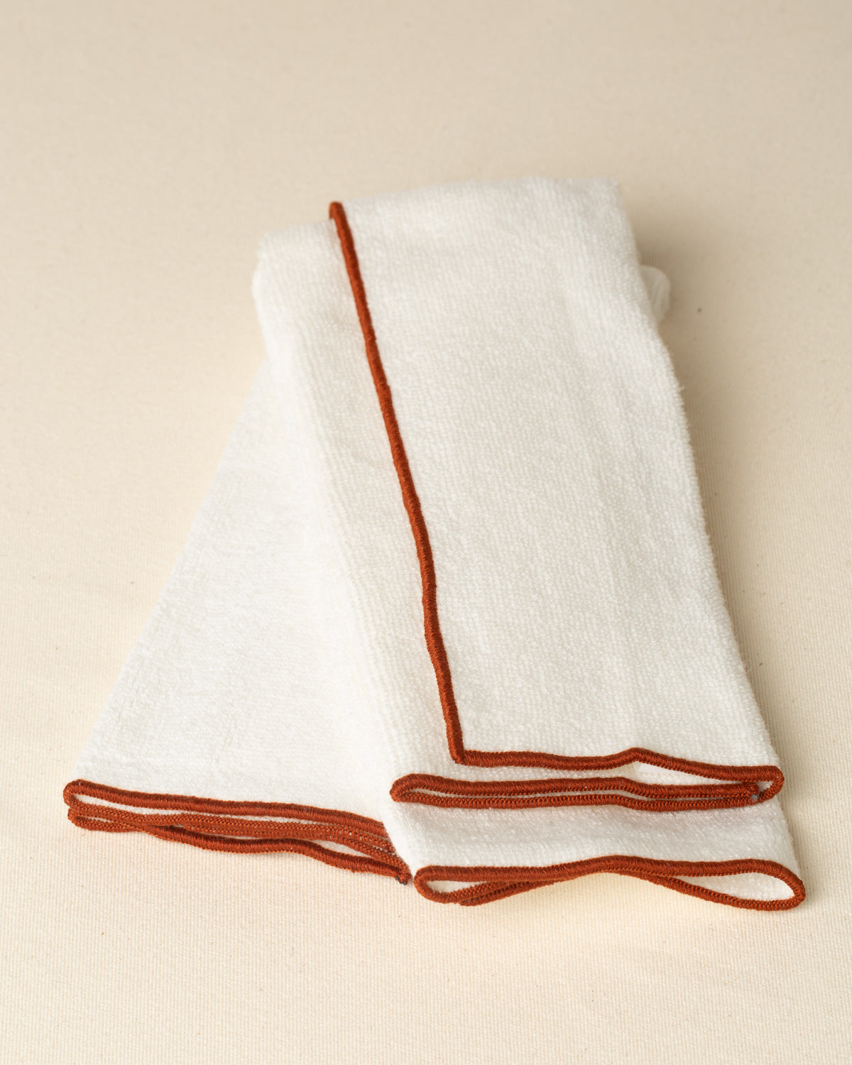 Toalha de Lavabo Alicudi com Bordado na cor Terracota