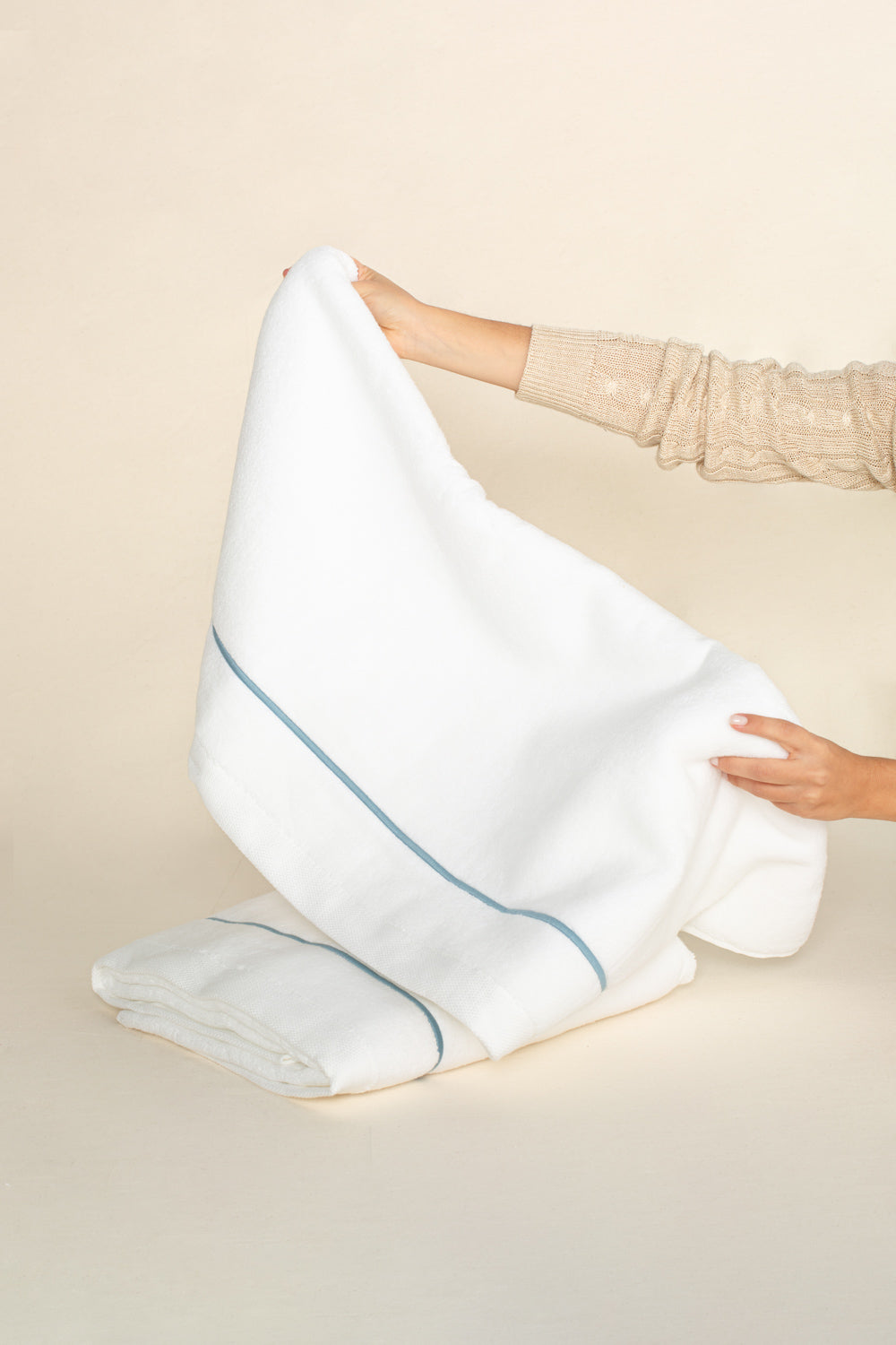 Toalha de Banho Puglia com Bordado na cor Azul Mar - Oversized