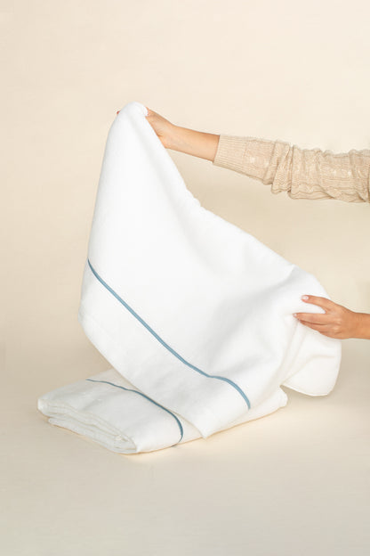 Toalha de Banho Puglia com Bordado na cor Azul Mar - Oversized